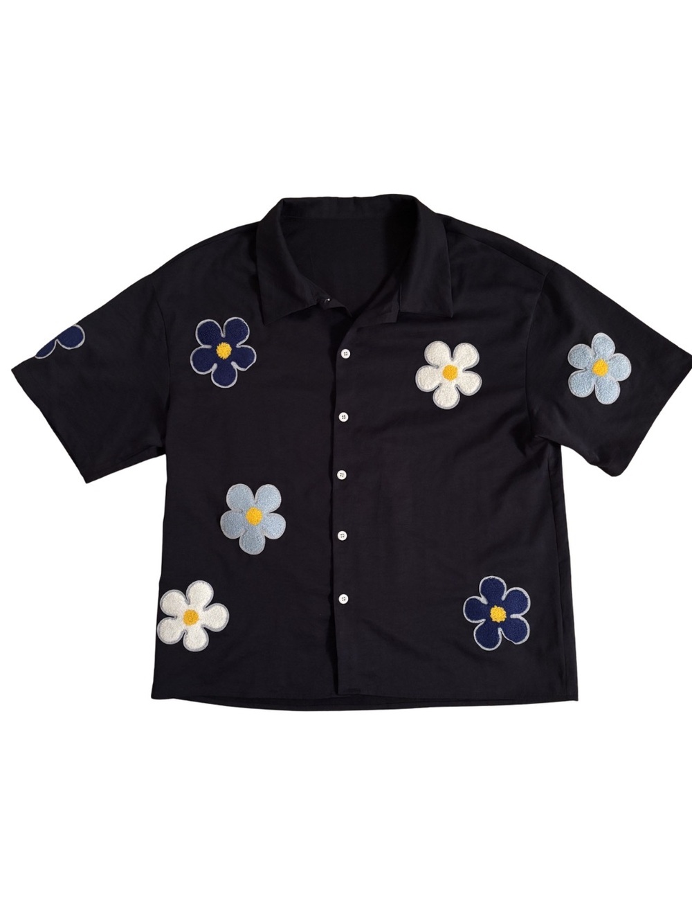 Unknown Short-Sleeve Button-Up Shirt with Daisy Appliqués